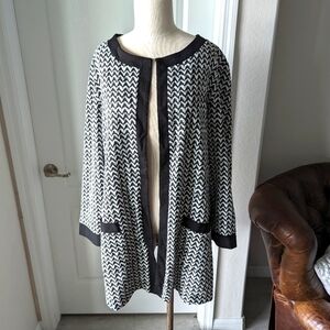 NWT Alex & Olivia Black & White Chevron Striped Topper